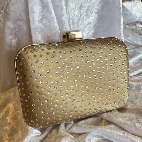 Vintage look Gold clutch with Clear Crystal Embellishments - Picture 2 of 5